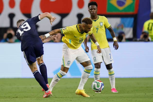 Lewis Ferguson (L) of Scotland vies fot the ball with Neymar of Brazil during a 2026 FIFA World Cup, WM, Weltmeisterschaft, Fussball Group C match between Scotland and Brazil at Hard Rock Stadium in Miami, United States, 24 June 2026. FIFA World Cup 2026 - Group C - Scotland vs. Brazil !ACHTUNG: NUR REDAKTIONELLE NUTZUNG!  Copyright: xAlbertoxEstevezx AMDEP7268 20260625-55020699972_1