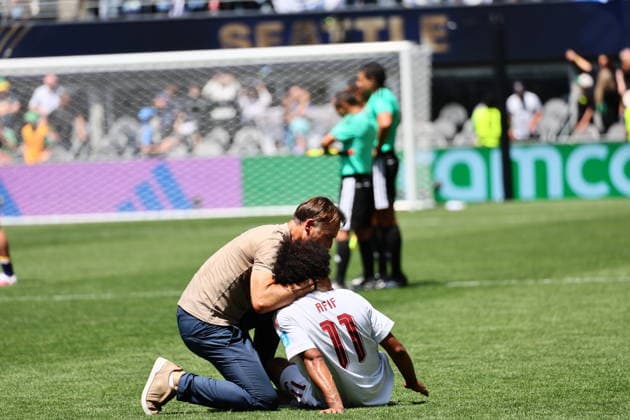 Bosnia and Herzegovina v Qatar - FIFA World Cup, WM, Weltmeisterschaft, Fussball 2026 - Group B SEATTLE, USA - JUNE 24: Head coach of Qatar Julen Lopetegui talks with Almoez Ali (19) of Qatar after the 2026 FIFA World Cup First Stage Group B match between Bosnia and Herzegovina and Qatar at Lumen Field (Seattle Stadium) in Seattle, Washington, United States on June 24, 2026. Samah Zidan Anadolu Washington United States. Editorial use only. Please get in touch for any other usage.  Copyright: x2026xAnadoluxSamahxZidanx