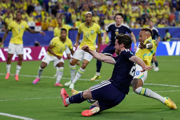 Scotland s Anthony Ralston (L) vies for the ball with Brazil s Neymar during a 2026 FIFA World Cup, WM, Weltmeisterschaft, Fussball Group C match between Scotland and Brazil at Hard Rock Stadium in Miami, United States, 24 June 2026. FIFA World Cup 2026 - Group C - Scotland vs. Brazil !ACHTUNG: NUR REDAKTIONELLE NUTZUNG!  Copyright: xAlbertoxEstevezx AMDEP7285 20260625-55020700014_1