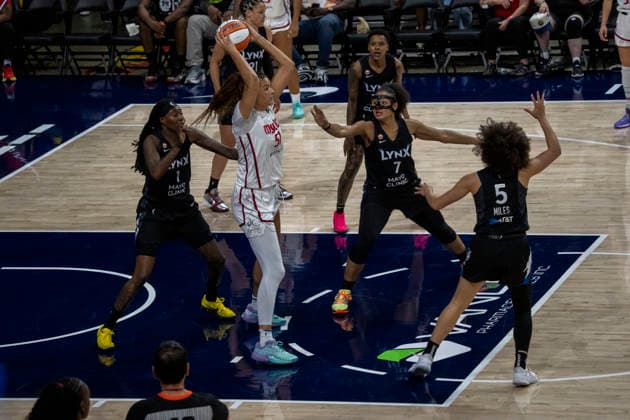 WASHINGTON, DC - JUNE 24: Lauren Betts 51 of the Washington Mystics keeps the ball away from Natasha Howard 1 of the Minnesota Lynx and Anastasiia Olairi Kosu 7 of the Minnesota Lynx during a WNBA, Basketball Damen, USA game between the Washington Mystics and the Minnesota Lynx on June 24, 2026 at CareFirst Arena in Washington, DC. (Photo by Ben Hsu Icon Sportswire) WNBA: JUN 24 Minnesota Lynx at Washington Mystics EDITORIAL USE ONLY Icon224260624065