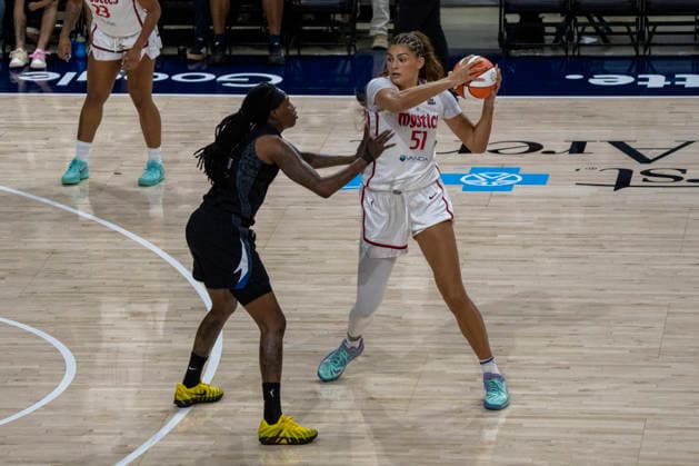 WASHINGTON, DC - JUNE 24: Lauren Betts 51 of the Washington Mystics keeps the ball away from Natasha Howard 1 of the Minnesota Lynx during a WNBA, Basketball Damen, USA game between the Washington Mystics and the Minnesota Lynx on June 24, 2026 at CareFirst Arena in Washington, DC. (Photo by Ben Hsu Icon Sportswire) WNBA: JUN 24 Minnesota Lynx at Washington Mystics EDITORIAL USE ONLY Icon224260624066