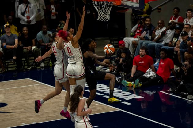 WASHINGTON, DC - JUNE 24: Natasha Howard 1 of the Minnesota Lynx attempts an alley-oop while being blocked by Angela Dugalic 32 of the Washington Mystics and Shakira Austin 0 of the Washington Mystics during a WNBA, Basketball Damen, USA game between the Washington Mystics and the Minnesota Lynx on June 24, 2026 at CareFirst Arena in Washington, DC. (Photo by Ben Hsu Icon Sportswire) WNBA: JUN 24 Minnesota Lynx at Washington Mystics EDITORIAL USE ONLY Icon224260624073