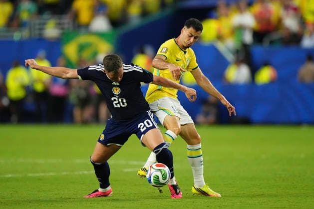Scotland v Brazil: Group C - FIFA World Cup, WM, Weltmeisterschaft, Fussball 2026 Gabriel Martinelli of Brazil and Lawrence Shankland of Scotland compete for the ball during the FIFA World Cup 2026 Group C match between Scotland and Brazil at Miami Stadium on June 24, 2026 in Miami, United States. Miami Gardens FL United States  Copyright: xJosexBretonx originalFilename:bretonhernandez-scotland260624_npVQI.jpg