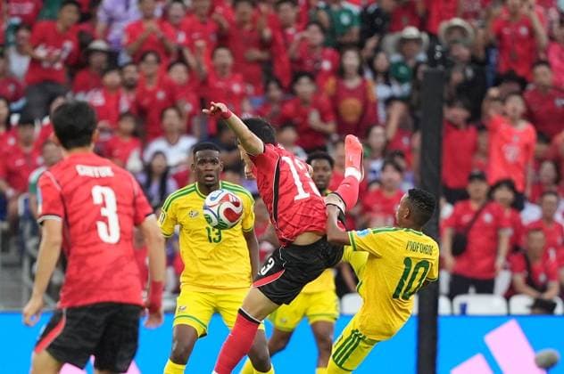 South Africa v South Korea - FIFA World Cup, WM, Weltmeisterschaft, Fussball 2026 - Group A MONTERREY, MEXICO - JUNE 24: Lee Tae-seok (C) of South Korea in action against Relebohile Mofokeng (10) of South Africa during the 2026 FIFA World Cup First Stage Group A match between South Africa and South Korea at Estadio BBVA (Monterrey Stadium) in Monterrey, Mexico on June 24, 2026. Juancho Torres Anadolu Nuevo Leon Mexico. Editorial use only. Please get in touch for any other usage.  Copyright: x2026xAnadoluxJuanchoxTorresx
