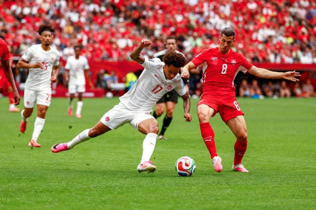 June 24, 2026, Vancouver, British Columbia, Canada: TAJON BUCHANAN (17) of Canada and REMO FREULER (8) of Switzerland racing towards the loose ball. Canada vs. Switzerland in FIFA World Cup, WM, Weltmeisterschaft, Fussball group stage play held at BC Place Stadium in Vancouver, BC Canada Vancouver Canada - ZUMAk184 20260624_zsp_k184_008 Copyright: xGordonxKalischx