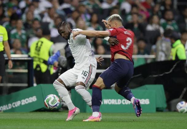 Czechia v Mexico - FIFA World Cup, WM, Weltmeisterschaft, Fussball 2026 - Group A MEXICO CITY, MEXICO - JUNE 24: Julian Quinones (16) of Mexico in action against Tomas Holes of Czechia during 2026 FIFA World Cup First Stage Group A match between Czechia and Mexico at Estadio Azteca (Mexico Stadium) in Mexico City, Mexico on June 24, 2026. Luciano Gonzalez Anadolu Mexico City Mexico. Editorial use only. Please get in touch for any other usage.  Copyright: x2026xAnadoluxLucianoxGonzalezx