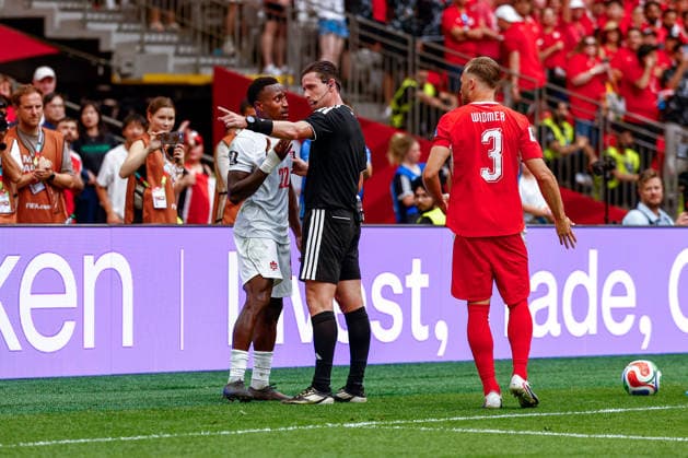 June 24, 2026, Vancouver, British Columbia, Canada: RICHIE LARYEA (22) of Canada discusses a call with referee Ramon Abatti from Brazil. Canada vs. Switzerland in FIFA World Cup, WM, Weltmeisterschaft, Fussball group stage play held at BC Place Stadium in Vancouver, BC Canada Vancouver Canada - ZUMAk184 20260624_zsp_k184_027 Copyright: xGordonxKalischx