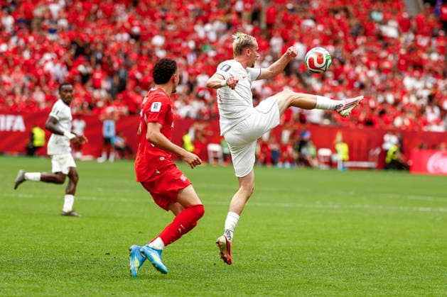 June 24, 2026, Vancouver, British Columbia, Canada: LUC DE FOUREROLLES (4) of Canada brings down a high ball while defended by MIRO MUHEIM (2) of Switzerland. Canada vs. Switzerland in FIFA World Cup, WM, Weltmeisterschaft, Fussball group stage play held at BC Place Stadium in Vancouver, BC Canada Vancouver Canada - ZUMAk184 20260624_zsp_k184_028 Copyright: xGordonxKalischx