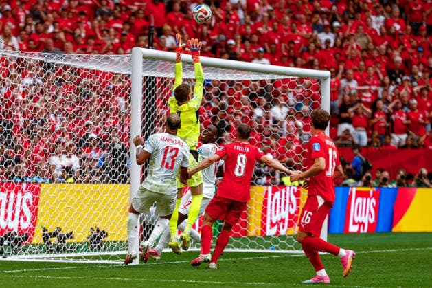 June 24, 2026, Vancouver, British Columbia, Canada: GREGOR KOBEL (1) of Switzerlandgoing up to catch a high cross as DEREK CORNELIUS (13) of Canada and REMO FREULER (8) of Switzerland look on. Canada vs. Switzerland in FIFA World Cup, WM, Weltmeisterschaft, Fussball group stage play held at BC Place Stadium in Vancouver, BC Canada Vancouver Canada - ZUMAk184 20260624_zsp_k184_037 Copyright: xGordonxKalischx