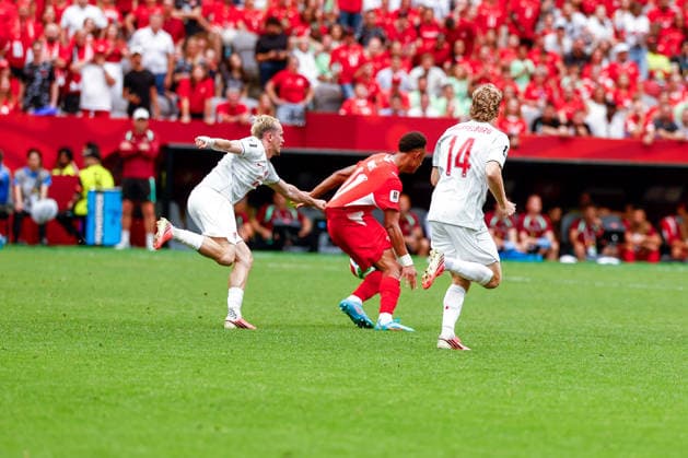 June 24, 2026, Vancouver, British Columbia, Canada: LUC DE FOUREROLLES (4) of Canada pulling on the shirt of DAN NDOYE (11) of Switzerland. Canada vs. Switzerland in FIFA World Cup, WM, Weltmeisterschaft, Fussball group stage play held at BC Place Stadium in Vancouver, BC Canada 2026 Soccer: Canada 1:2 Switzerland  - ZUMAk184 20260624_zsp_k184_032 Copyright: xGordonxKalischx