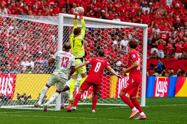 June 24, 2026, Vancouver, British Columbia, Canada: GREGOR KOBEL (1) of Switzerlandgoing up to catch a high cross as DEREK CORNELIUS (13) of Canada and REMO FREULER (8) of Switzerland look on. Canada vs. Switzerland in FIFA World Cup, WM, Weltmeisterschaft, Fussball group stage play held at BC Place Stadium in Vancouver, BC Canada Vancouver Canada - ZUMAk184 20260624_zsp_k184_038 Copyright: xGordonxKalischx