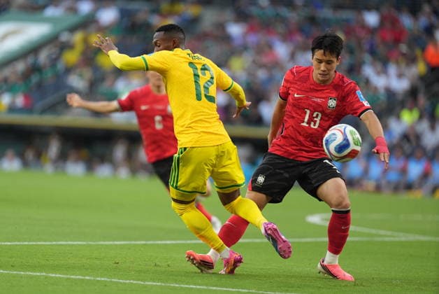 South Africa v South Korea - FIFA World Cup, WM, Weltmeisterschaft, Fussball 2026 - Group A MONTERREY, MEXICO - JUNE 24: Thapelo Maseko (12) of South Africa in action against Lee Tae-seok (13) of South Korea during the 2026 FIFA World Cup First Stage Group A match between South Africa and South Korea at Estadio BBVA (Monterrey Stadium) in Monterrey, Mexico on June 24, 2026. Juancho Torres Anadolu Nuevo Leon Mexico. Editorial use only. Please get in touch for any other usage.  Copyright: x2026xAnadoluxJuanchoxTorresx
