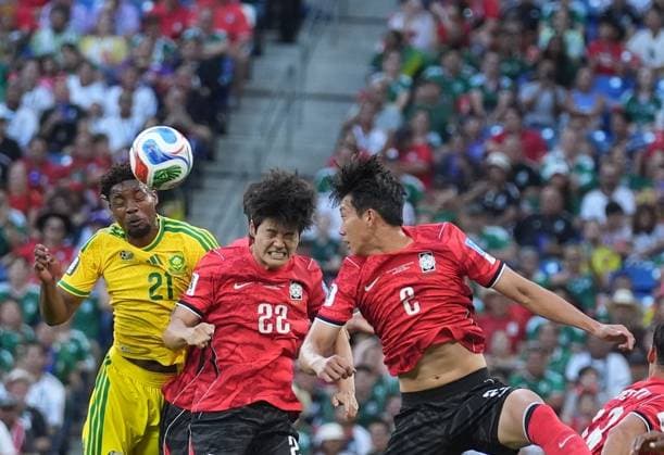 South Africa v South Korea - FIFA World Cup, WM, Weltmeisterschaft, Fussball 2026 - Group A MONTERREY, MEXICO - JUNE 24: Ime Okon (21) of South Africa in action againstSeol Young-woo (22) of South Korea during the 2026 FIFA World Cup First Stage Group A match between South Africa and South Korea at Estadio BBVA (Monterrey Stadium) in Monterrey, Mexico on June 24, 2026. Juancho Torres Anadolu Nuevo Leon Mexico. Editorial use only. Please get in touch for any other usage.  Copyright: x2026xAnadoluxJuanchoxTorresx
