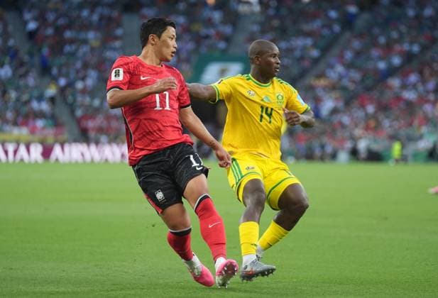 South Africa v South Korea - FIFA World Cup, WM, Weltmeisterschaft, Fussball 2026 - Group A MONTERREY, MEXICO - JUNE 24: Hwang Hee-chan (11) of South Korea in action against Mbekezeli Mbokazi (14) of South Africa during the 2026 FIFA World Cup First Stage Group A match between South Africa and South Korea at Estadio BBVA (Monterrey Stadium) in Monterrey, Mexico on June 24, 2026. Juancho Torres Anadolu Nuevo Leon Mexico. Editorial use only. Please get in touch for any other usage.  Copyright: x2026xAnadoluxJuanchoxTorresx