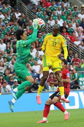 FIFA World Cup, WM, Weltmeisterschaft, Fussball 2026 - Group A - South Africa vs South Korea South Korea s goalkeeper Kim Seung-gyu (L) makes a save during the FIFA World Cup 2026 group stage match South Africa against South Korea in Monterrey, Mexico, 24 June 2026. Monterrey Mexico  Copyright: xYONHAPx