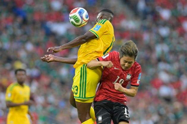 FIFA World Cup, WM, Weltmeisterschaft, Fussball 2026 - Group A - South Africa vs South Korea Sphephelo Sithole (L) of South Africa in action against Lee Kang-in of South Korea during the FIFA World Cup 2026 group stage match South Africa against South Korea in Monterrey, Mexico, 24 June 2026. Monterrey Mexico  Copyright: xMIGUELxSIERRAx