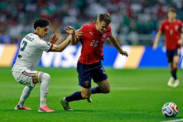 June 24, 2026, Mexico City, Mexico City, Mexico: Jorge Sanchez of Mexico battles for possession ball with Denis Visinsky of Czech Republic during the match between Mexico and Czech Republic for the 3st round of the group A of the FIFA World Cup, WM, Weltmeisterschaft, Fussball 2026, at Mexico City Stadium, in Mexico City, Mexico on June 24. 2026. Photo: DiaEsportivo Mexico City Mexico - ZUMAh208 20260624_zsp_h208_003 Copyright: xHeulerxAndreyx