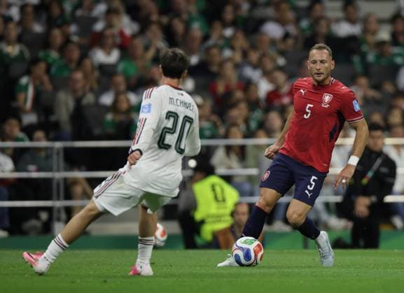 Czechia v Mexico - FIFA World Cup, WM, Weltmeisterschaft, Fussball 2026 - Group A MEXICO CITY, MEXICO - JUNE 24: Vladimir Coufal (5) of Czechia in action against Mateo Chavez of Mexico during 2026 FIFA World Cup First Stage Group A match between Czechia and Mexico at Estadio Azteca (Mexico Stadium) in Mexico City, Mexico on June 24, 2026. Luciano Gonzalez Anadolu Mexico City Mexico. Editorial use only. Please get in touch for any other usage.  Copyright: x2026xAnadoluxLucianoxGonzalezx
