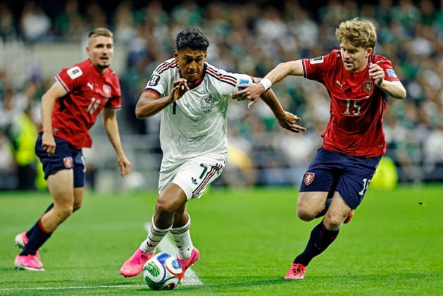 June 24, 2026, Mexico City, Mexico City, Mexico: Luis Romo of Mexico battles for possession ball with Pavel Sulc of Czech Republic during the match between Mexico and Czech Republic for the 3st round of the group A of the FIFA World Cup, WM, Weltmeisterschaft, Fussball 2026, at Mexico City Stadium, in Mexico City, Mexico on June 24. 2026. Photo: DiaEsportivo Mexico City Mexico - ZUMAh208 20260624_zsp_h208_007 Copyright: xHeulerxAndreyx