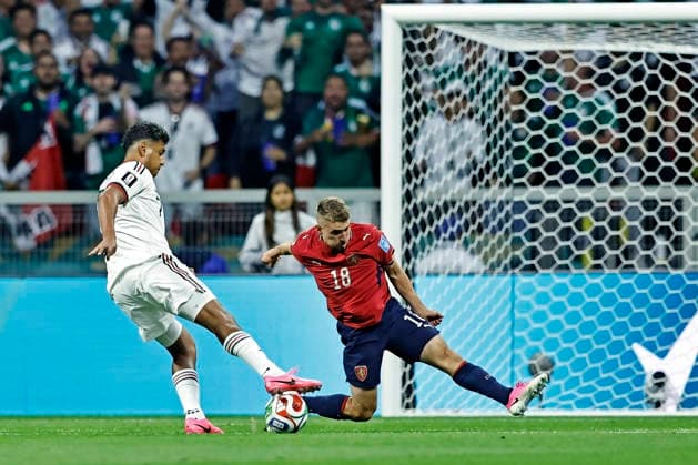 June 24, 2026, Mexico City, Mexico City, Mexico: Luis Romo of Mexico battles for possession ball with Michal Sadilek of Czech Republic during the match between Mexico and Czech Republic for the 3st round of the group A of the FIFA World Cup, WM, Weltmeisterschaft, Fussball 2026, at Mexico City Stadium, in Mexico City, Mexico on June 24. 2026. Photo: DiaEsportivo FIFA World Cup 2026, Mexico Vs Czech Republic, Mexico City, Mexico  - ZUMAh208 20260624_zsp_h208_006 Copyright: xHeulerxAndreyx