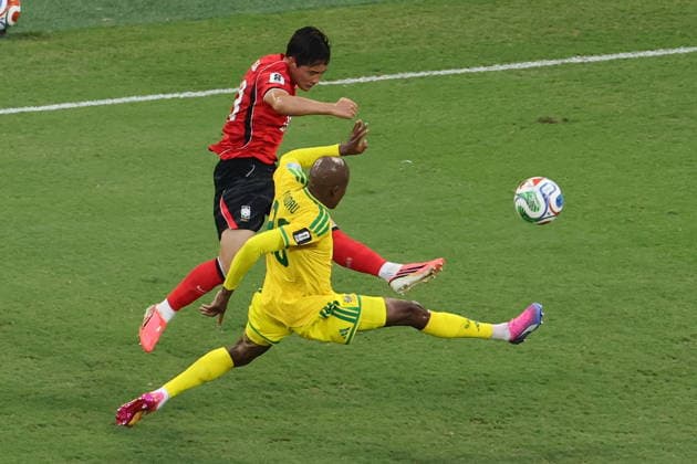 FIFA World Cup, WM, Weltmeisterschaft, Fussball 2026 - Group A - South Africa vs South Korea South Korea s Lee Tae-seok (L) in action against South Africa s Khuliso Mudau during the FIFA World Cup 2026 group stage match South Africa against South Korea in Monterrey, Mexico, 24 June 2026. Monterrey Mexico  Copyright: xYONHAPx