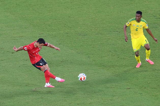 FIFA World Cup, WM, Weltmeisterschaft, Fussball 2026 - Group A - South Africa vs South Korea South Korea s Hwang Hee-chan (L) in action against South Africa s Thalente Mbatha during the FIFA World Cup 2026 group stage match South Africa against South Korea in Monterrey, Mexico, 24 June 2026. Monterrey Mexico  Copyright: xYONHAPx