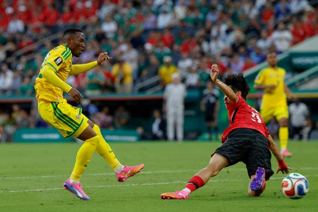 June 24, 2026, Guadalupe, Nuevo Leon, Mexico: T. Maseko (L) of South Africa battles for possession ball with L.Gihyuk (R) of Korea Republic, during the match between South Africa and Korea Republic for the 3rd round of the group A of the FIFA World Cup, WM, Weltmeisterschaft, Fussball 2026, at Monterrey Stadium. Guadalupe Mexico - ZUMAo125 20260624_zip_o125_014 Copyright: xAntonioxOjedax