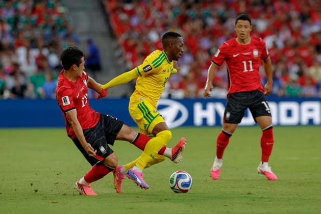 June 24, 2026, Guadalupe, Nuevo Leon, Mexico: S. Sithole (C) of South Africa battles for possession ball with O. Hyeongyu (L) of Korea Republic, during the match between South Africa and Korea Republic for the 3rd round of the group A of the FIFA World Cup, WM, Weltmeisterschaft, Fussball 2026, at Monterrey Stadium. FIFA World Cup 2026: South Africa Vs Korea Republic  - ZUMAo125 20260624_zip_o125_013 Copyright: xAntonioxOjedax