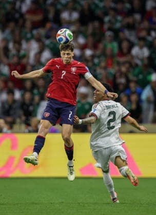 Czechia v Mexico - FIFA World Cup, WM, Weltmeisterschaft, Fussball 2026 - Group A MEXICO CITY, MEXICO - JUNE 24: Ladislav Krejci (7) of Czechia in action against Jorge Sanchez of Mexico during 2026 FIFA World Cup First Stage Group A match between Czechia and Mexico at Estadio Azteca (Mexico Stadium) in Mexico City, Mexico on June 24, 2026. Luciano Gonzalez Anadolu Mexico City Mexico. Editorial use only. Please get in touch for any other usage.  Copyright: x2026xAnadoluxLucianoxGonzalezx