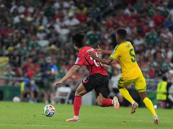 South Africa v South Korea - FIFA World Cup, WM, Weltmeisterschaft, Fussball 2026 - Group A MONTERREY, MEXICO - JUNE 24: Thalente Mbatha (5) of South Africa in action against Seol Young-woo (22) of South Korea during the 2026 FIFA World Cup First Stage Group A match between South Africa and South Korea at Estadio BBVA (Monterrey Stadium) in Monterrey, Mexico on June 24, 2026. Juancho Torres Anadolu Nuevo Leon Mexico. Editorial use only. Please get in touch for any other usage.  Copyright: x2026xAnadoluxJuanchoxTorresx