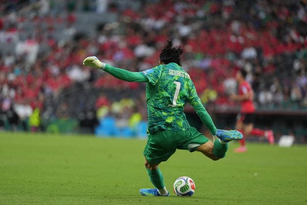 South Africa v South Korea - FIFA World Cup, WM, Weltmeisterschaft, Fussball 2026 - Group A MONTERREY, MEXICO - JUNE 24: Kim Seung-gyu (1) goalkeeper of South Korea in action during the 2026 FIFA World Cup First Stage Group A match between South Africa and South Korea at Estadio BBVA (Monterrey Stadium) in Monterrey, Mexico on June 24, 2026. Juancho Torres Anadolu Nuevo Leon Mexico. Editorial use only. Please get in touch for any other usage.  Copyright: x2026xAnadoluxJuanchoxTorresx