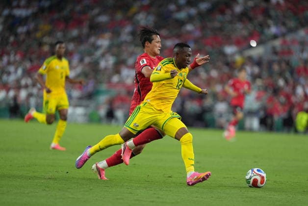 South Africa v South Korea - FIFA World Cup, WM, Weltmeisterschaft, Fussball 2026 - Group A MONTERREY, MEXICO - JUNE 24: Thapelo Maseko (12) of South Africa in action against Lee Tae-seok (rear) of South Korea during the 2026 FIFA World Cup First Stage Group A match between South Africa and South Korea at Estadio BBVA (Monterrey Stadium) in Monterrey, Mexico on June 24, 2026. Juancho Torres Anadolu Nuevo Leon Mexico. Editorial use only. Please get in touch for any other usage.  Copyright: x2026xAnadoluxJuanchoxTorresx
