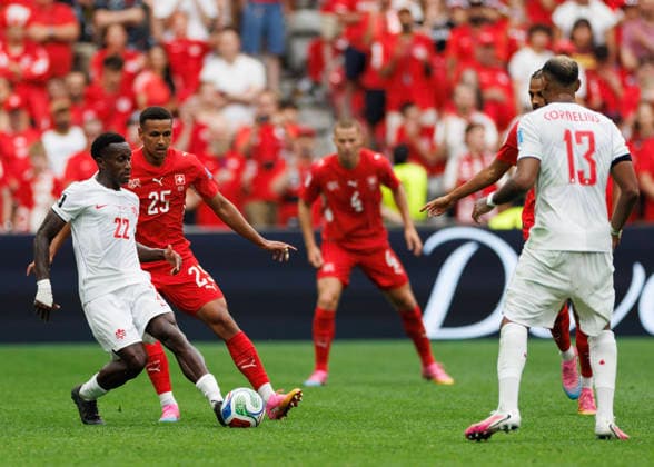 June 24, 2026, Vancouver, British Columbia, Canada: Richie Laryea 22 of Canada is challenged by Luca Jaquez 25 of Switzerland during the FIFA World Cup, WM, Weltmeisterschaft, Fussball 2026 Group B match between Switzerland and Canada at BC Place Vancouver. Vancouver Canada - ZUMAc132 20260624_fap_c132_022 Copyright: xAndrewxChinx