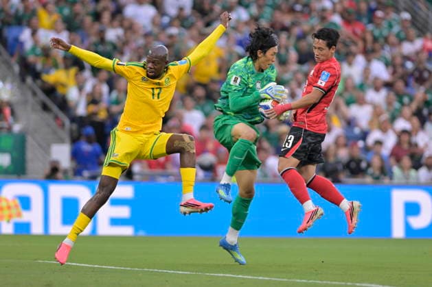 FIFA World Cup, WM, Weltmeisterschaft, Fussball 2026 - Group A - South Africa vs South Korea epaselect Evidence Makgopa (L) of South Africa in action against goalkeeper Kim Seung-gyu (C) of South Korea during the FIFA World Cup 2026 group stage match South Africa against South Korea in Monterrey, Mexico, 24 June 2026. Monterrey Mexico  Copyright: xMIGUELxSIERRAx