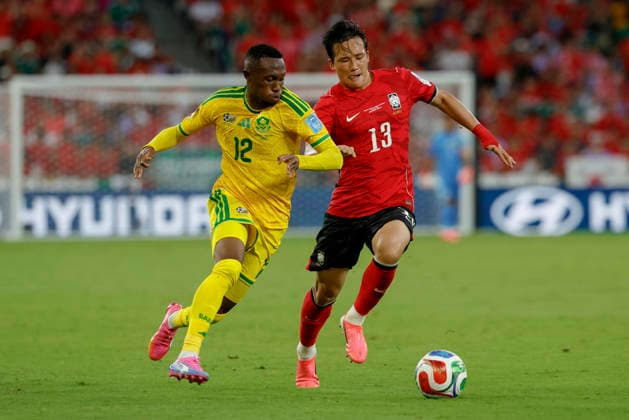 June 24, 2026, Guadalupe, Nuevo Leon, Mexico: T. Maseko (L) of South Africa battles for possession ball with L. Taeseok (R) of Korea Republic, during the match between South Africa and Korea Republic for the 3rd round of the group A of the FIFA World Cup, WM, Weltmeisterschaft, Fussball 2026, at Monterrey Stadium. Guadalupe Mexico - ZUMAo125 20260624_zip_o125_016 Copyright: xAntonioxOjedax