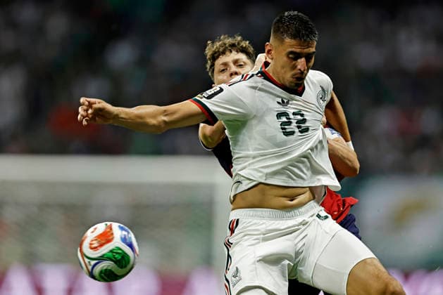 June 24, 2026, Mexico City, Mexico City, Mexico: Guillermo MartoÂ­nez of Mexico battles for possession ball with Denis Visinsky of Czech Republic during the match between Mexico and Czech Republic for the 3st round of the group A of the FIFA World Cup, WM, Weltmeisterschaft, Fussball 2026, at Mexico City Stadium, in Mexico City, Mexico on June 24. 2026. Photo: DiaEsportivo Mexico City Mexico - ZUMAh208 20260624_zsp_h208_010 Copyright: xHeulerxAndreyx