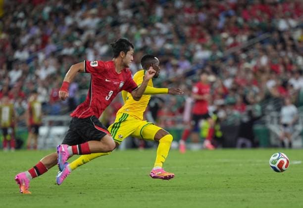 South Africa v South Korea - FIFA World Cup, WM, Weltmeisterschaft, Fussball 2026 - Group A MONTERREY, MEXICO - JUNE 24: Thapelo Maseko (12) of South Africa in action against Lee Ki-hyuk (3) of South Korea during the 2026 FIFA World Cup First Stage Group A match between South Africa and South Korea at Estadio BBVA (Monterrey Stadium) in Monterrey, Mexico on June 24, 2026. Juancho Torres Anadolu Nuevo Leon Mexico. Editorial use only. Please get in touch for any other usage.  Copyright: x2026xAnadoluxJuanchoxTorresx