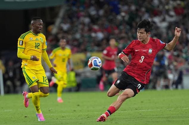 South Africa v South Korea - FIFA World Cup, WM, Weltmeisterschaft, Fussball 2026 - Group A MONTERREY, MEXICO - JUNE 24: Thapelo Maseko (12) of South Africa in action against Lee Ki-hyuk (3) of South Korea during the 2026 FIFA World Cup First Stage Group A match between South Africa and South Korea at Estadio BBVA (Monterrey Stadium) in Monterrey, Mexico on June 24, 2026. Juancho Torres Anadolu Nuevo Leon Mexico. Editorial use only. Please get in touch for any other usage.  Copyright: x2026xAnadoluxJuanchoxTorresx