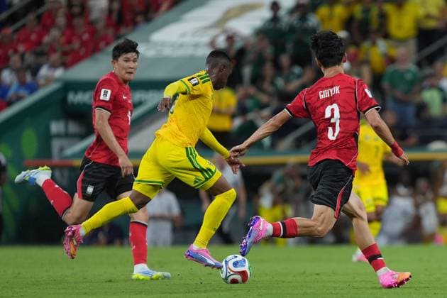 South Africa v South Korea - FIFA World Cup, WM, Weltmeisterschaft, Fussball 2026 - Group A MONTERREY, MEXICO - JUNE 24: Thapelo Maseko (12) of South Africa in action against Lee Ki-hyuk (3) of South Korea during the 2026 FIFA World Cup First Stage Group A match between South Africa and South Korea at Estadio BBVA (Monterrey Stadium) in Monterrey, Mexico on June 24, 2026. Juancho Torres Anadolu Nuevo Leon Mexico. Editorial use only. Please get in touch for any other usage.  Copyright: x2026xAnadoluxJuanchoxTorresx