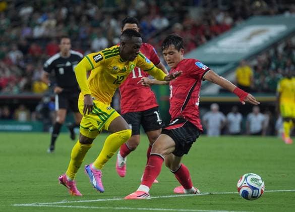 South Africa v South Korea - FIFA World Cup, WM, Weltmeisterschaft, Fussball 2026 - Group A MONTERREY, MEXICO - JUNE 24: Thapelo Maseko (12) of South Africa in action against Lee Ki-hyuk (3) of South Korea during the 2026 FIFA World Cup First Stage Group A match between South Africa and South Korea at Estadio BBVA (Monterrey Stadium) in Monterrey, Mexico on June 24, 2026. Juancho Torres Anadolu Nuevo Leon Mexico. Editorial use only. Please get in touch for any other usage.  Copyright: x2026xAnadoluxJuanchoxTorresx