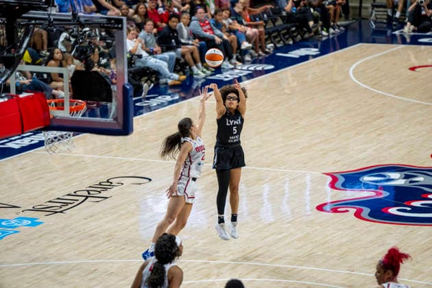 WASHINGTON, DC - JUNE 24: Olivia Miles 5 of the Minnesota Lynx shoots a 3-point shot while being guarded by Sonia Citron 22 of the Washington Mystics during a WNBA, Basketball Damen, USA game between the Washington Mystics and the Minnesota Lynx on June 24, 2026 at CareFirst Arena in Washington, DC. (Photo by Ben Hsu Icon Sportswire) WNBA: JUN 24 Minnesota Lynx at Washington Mystics EDITORIAL USE ONLY Icon224260624085