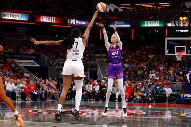 INDIANAPOLIS, IN - JUNE 24: Phoenix Mercury forward-guard DeWanna Bonner (24) fires up her shot over Indiana Fever center-forward Aliyah Boston (7) in the first half of play during a WNBA, Basketball Damen, USA game between the Phoenix Mercury and the Indiana Fever on June 24, 2026 at Gainbridge Fieldhouse in Indianapolis, IN. (Photo by Jeffrey Brown Icon Sportswire) WNBA: JUN 24 Phoenix Mercury at Indiana Fever EDITORIAL USE ONLY Icon002626003