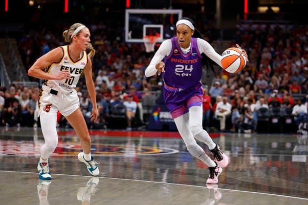 INDIANAPOLIS, IN - JUNE 24: Phoenix Mercury forward-guard DeWanna Bonner (24) makes a move toward that basket while defended by Indiana Fever guard Lexie Hull (10) in the first half of play during a WNBA, Basketball Damen, USA game between the Phoenix Mercury and the Indiana Fever on June 24, 2026 at Gainbridge Fieldhouse in Indianapolis, IN. (Photo by Jeffrey Brown Icon Sportswire) WNBA: JUN 24 Phoenix Mercury at Indiana Fever EDITORIAL USE ONLY Icon002626004
