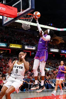INDIANAPOLIS, IN - JUNE 24: Phoenix Mercury guard-forward Kahleah Copper (2) goes in for the lay up in the first half of play during a WNBA, Basketball Damen, USA game between the Phoenix Mercury and the Indiana Fever on June 24, 2026 at Gainbridge Fieldhouse in Indianapolis, IN. (Photo by Jeffrey Brown Icon Sportswire) WNBA: JUN 24 Phoenix Mercury at Indiana Fever EDITORIAL USE ONLY Icon002626006