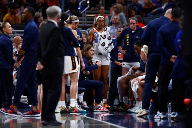 INDIANAPOLIS, IN - JUNE 24: Indiana Fever head coach Stephanie White talks with her team during a break in the action in the second quarter of play during a WNBA, Basketball Damen, USA game between the Phoenix Mercury and the Indiana Fever on June 24, 2026 at Gainbridge Fieldhouse in Indianapolis, IN. (Photo by Jeffrey Brown Icon Sportswire) WNBA: JUN 24 Phoenix Mercury at Indiana Fever EDITORIAL USE ONLY Icon002626008