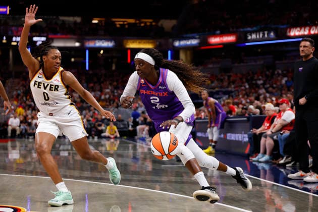 INDIANAPOLIS, IN - JUNE 24: Phoenix Mercury guard-forward Kahleah Copper (2) drives towards the basket while defended by Indiana Fever guard Kelsey Mitchell (0) in the second quarter of play during a WNBA, Basketball Damen, USA game between the Phoenix Mercury and the Indiana Fever on June 24, 2026 at Gainbridge Fieldhouse in Indianapolis, IN. (Photo by Jeffrey Brown Icon Sportswire) WNBA: JUN 24 Phoenix Mercury at Indiana Fever EDITORIAL USE ONLY Icon002626009