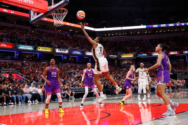 INDIANAPOLIS, IN - JUNE 24: Indiana Fever guard Kelsey Mitchell (0) drives down the lane an goes up with her shot in the second half of play during a WNBA, Basketball Damen, USA game between the Phoenix Mercury and the Indiana Fever on June 24, 2026 at Gainbridge Fieldhouse in Indianapolis, IN. (Photo by Jeffrey Brown Icon Sportswire) WNBA: JUN 24 Phoenix Mercury at Indiana Fever EDITORIAL USE ONLY Icon002626016