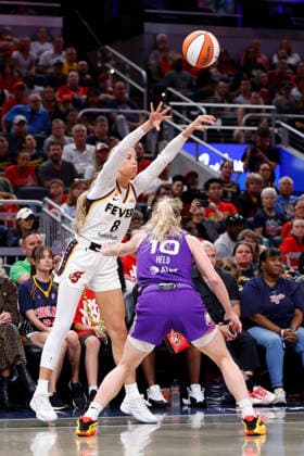 INDIANAPOLIS, IN - JUNE 24: Indiana Fever guard Sophie Cunningham (8) throws a pass over Phoenix Mercury guard Lexi Held (10) in the second half of play during a WNBA, Basketball Damen, USA game between the Phoenix Mercury and the Indiana Fever on June 24, 2026 at Gainbridge Fieldhouse in Indianapolis, IN. (Photo by Jeffrey Brown Icon Sportswire) WNBA: JUN 24 Phoenix Mercury at Indiana Fever EDITORIAL USE ONLY Icon002626018