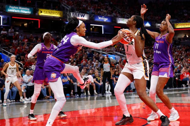 INDIANAPOLIS, IN - JUNE 24: Phoenix Mercury forward-guard DeWanna Bonner (24) strips the ball away form Indiana Fever center-forward Aliyah Boston (7) in the second half of play during a WNBA, Basketball Damen, USA game between the Phoenix Mercury and the Indiana Fever on June 24, 2026 at Gainbridge Fieldhouse in Indianapolis, IN. (Photo by Jeffrey Brown Icon Sportswire) WNBA: JUN 24 Phoenix Mercury at Indiana Fever EDITORIAL USE ONLY Icon002626021