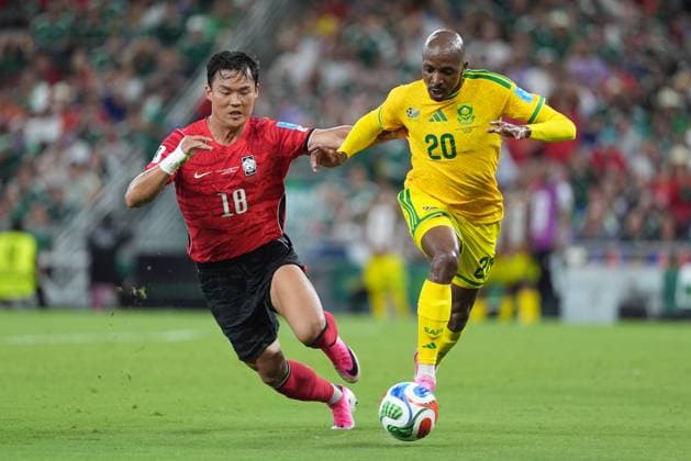 South Africa v South Korea - FIFA World Cup, WM, Weltmeisterschaft, Fussball 2026 - Group A MONTERREY, MEXICO - JUNE 24: Khuliso Mudau (20) of South Africa in action against Oh Hyeon-gyu (18) of South Korea during the 2026 FIFA World Cup First Stage Group A match between South Africa and South Korea at Estadio BBVA (Monterrey Stadium) in Monterrey, Mexico on June 24, 2026. Juancho Torres Anadolu Nuevo Leon Mexico. Editorial use only. Please get in touch for any other usage.  Copyright: x2026xAnadoluxJuanchoxTorresx